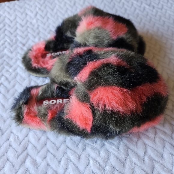 Sorel Shoes - Sorel Go Mail Run Red & Black Fur Slippers Size 6